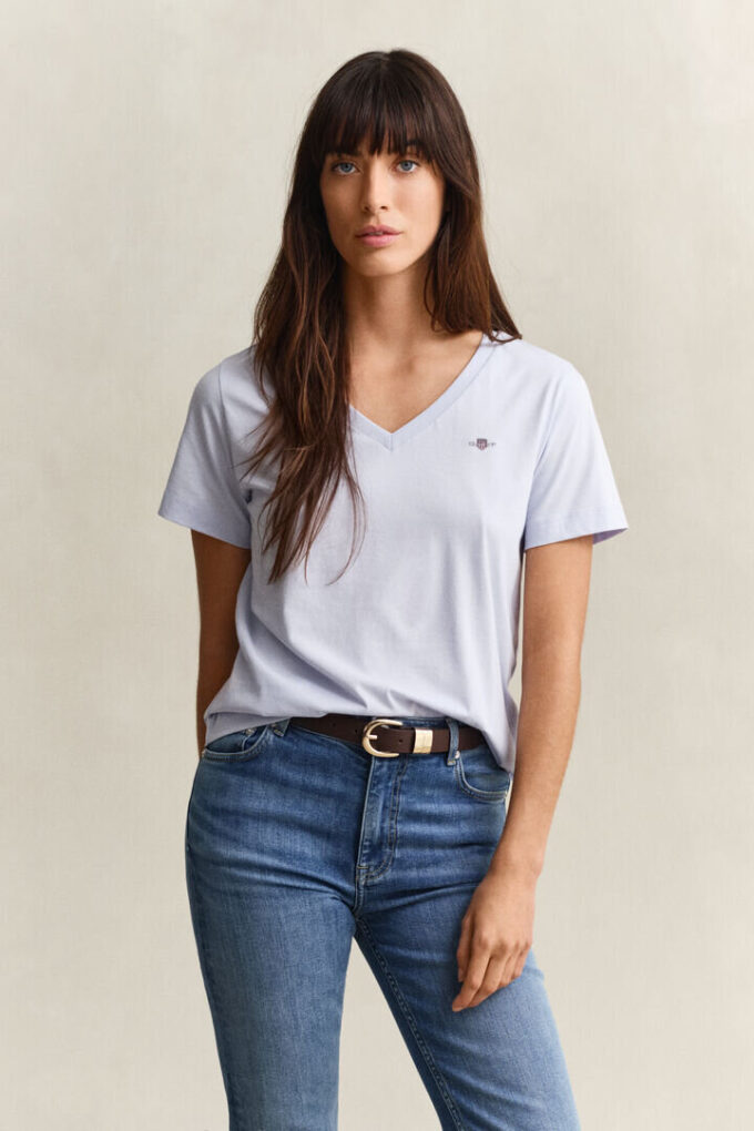 Camisas com decote em V e escudo