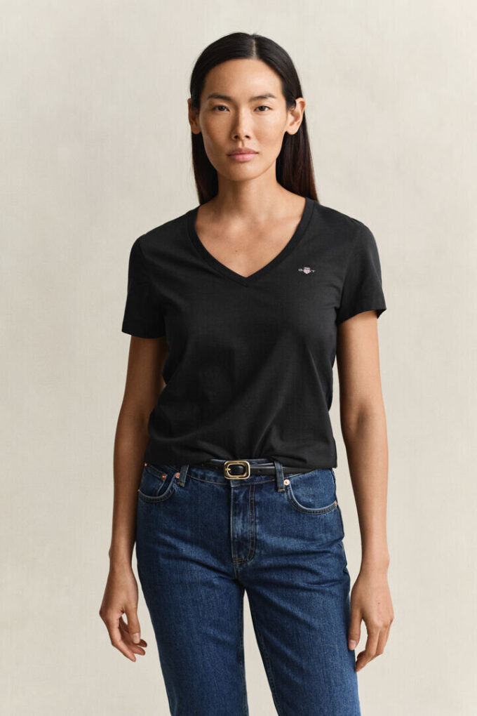 Camisas com decote em V e escudo