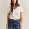 Camisas com decote em V e escudo