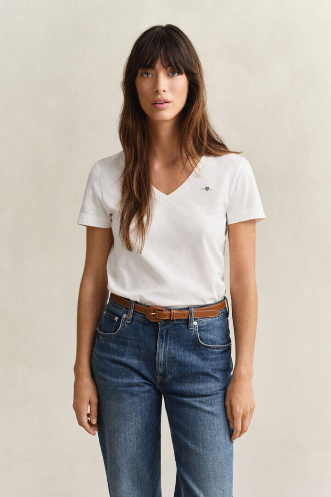 Camisas com decote em V e escudo