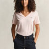 Camisas com decote em V e escudo