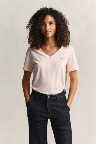 Camisas com decote em V e escudo