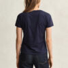 Camisas com decote em V e escudo
