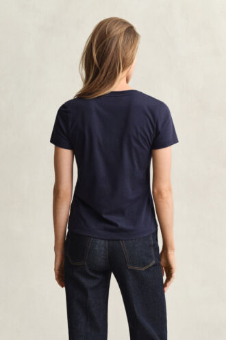 Camisas com decote em V e escudo