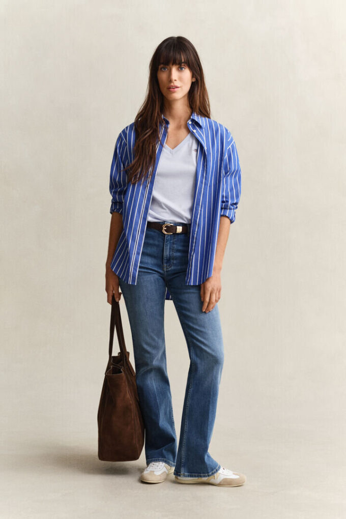 Camisas com decote em V e escudo
