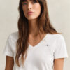 Camisas com decote em V e escudo