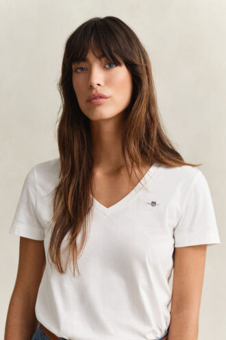 Camisas com decote em V e escudo