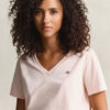 Camisas com decote em V e escudo