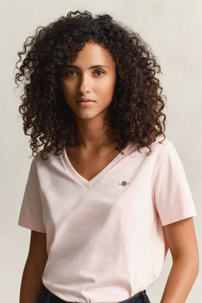 Camisas com decote em V e escudo