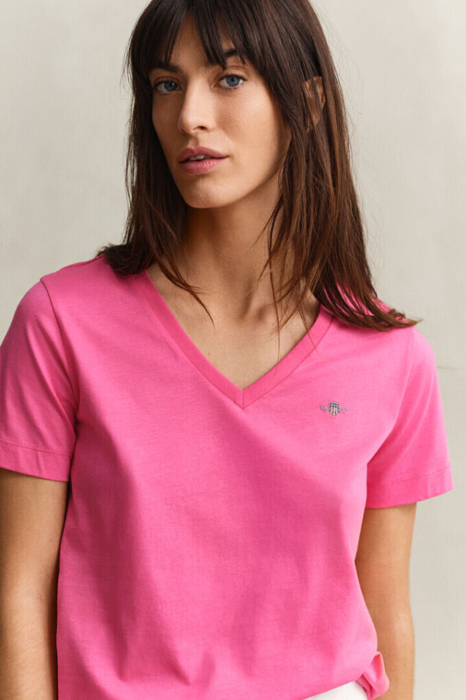 Camisas com decote em V e escudo
