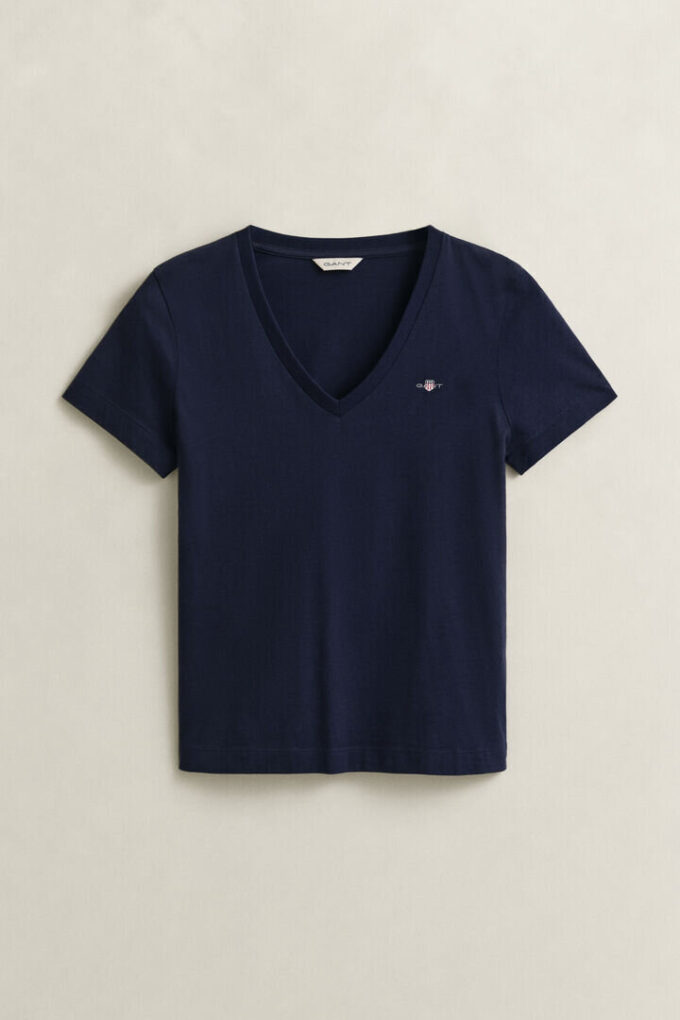 Camisas com decote em V e escudo