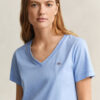 Camisas com decote em V e escudo