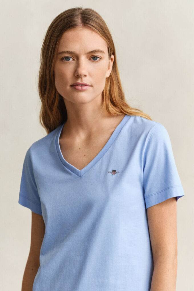 Camisas com decote em V e escudo