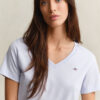 Camisas com decote em V e escudo