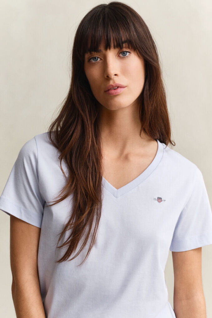 Camisas com decote em V e escudo