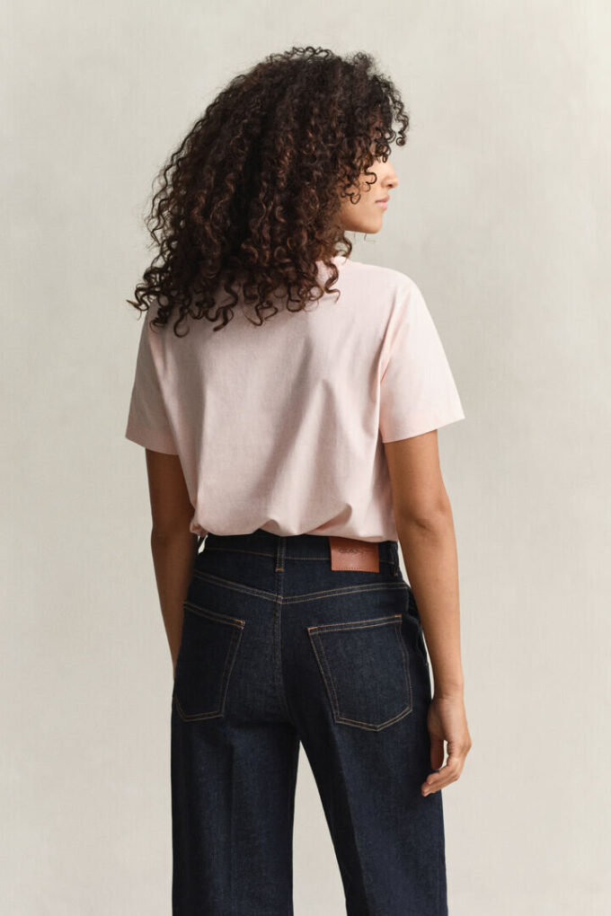Camisas com decote em V e escudo