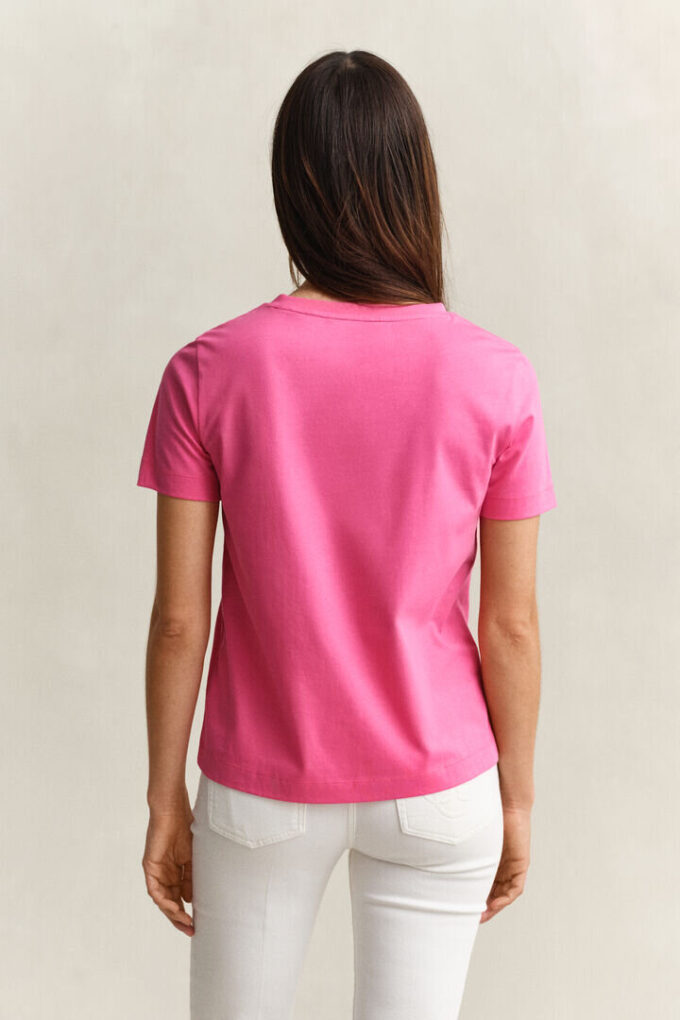Camisas com decote em V e escudo