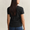 Camisas com decote em V e escudo