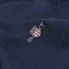 Camisas com decote em V e escudo