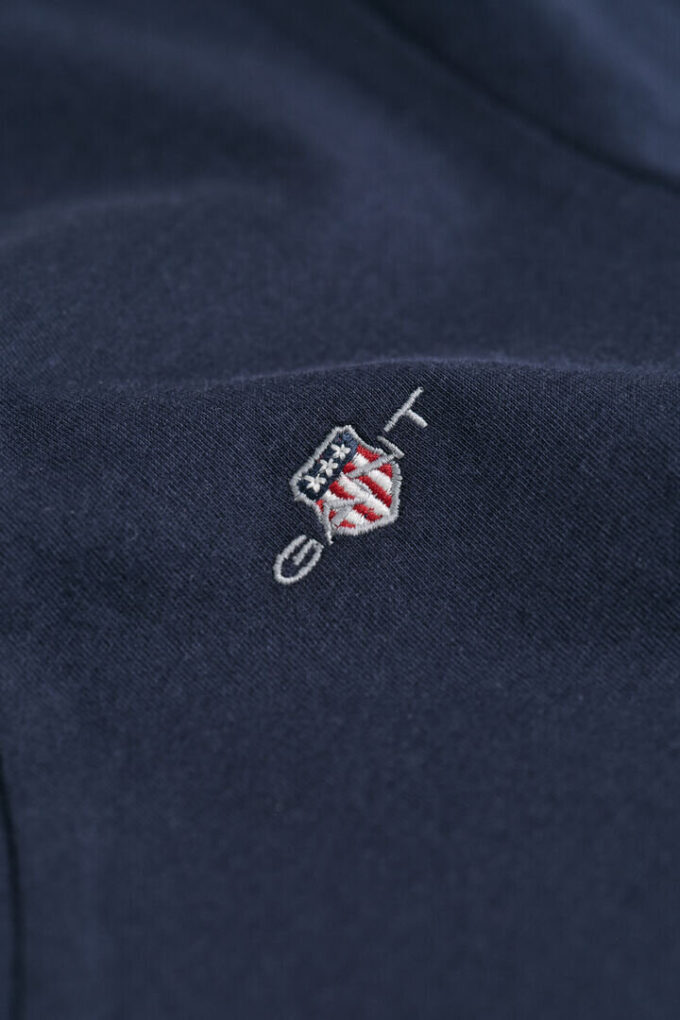Camisas com decote em V e escudo