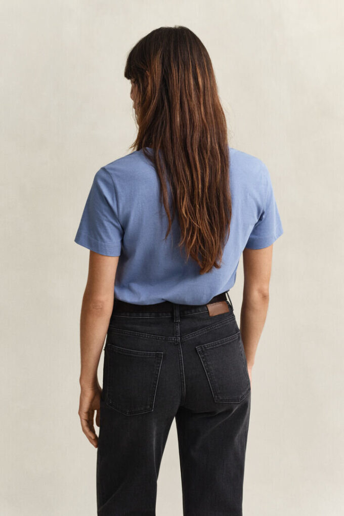 Camisas com decote em V e escudo