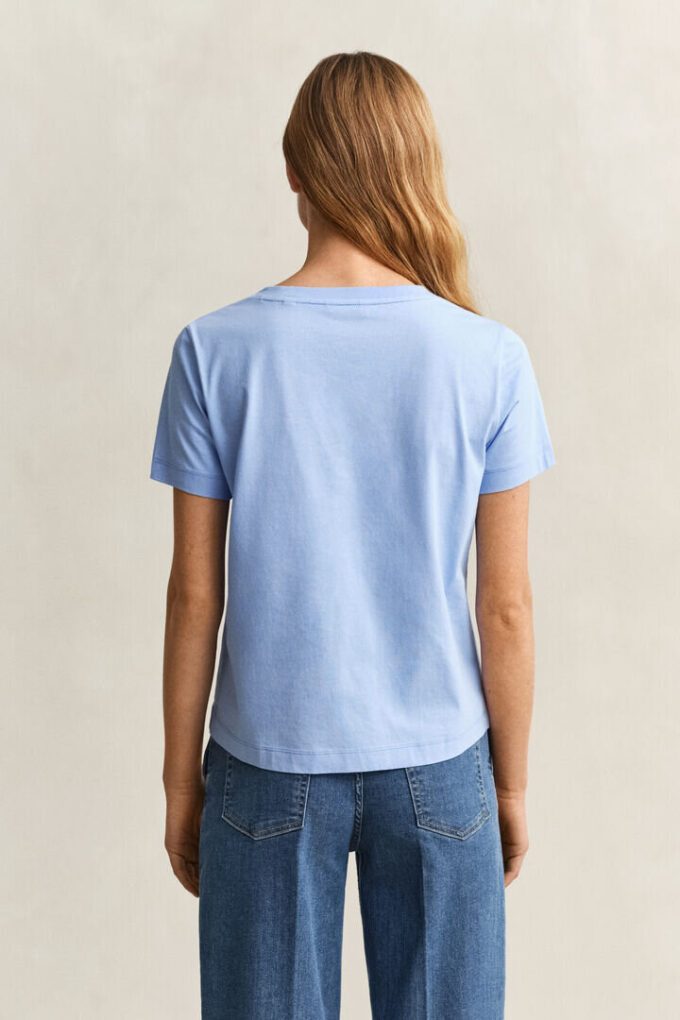 Camisas com decote em V e escudo