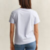 Camisas com decote em V e escudo