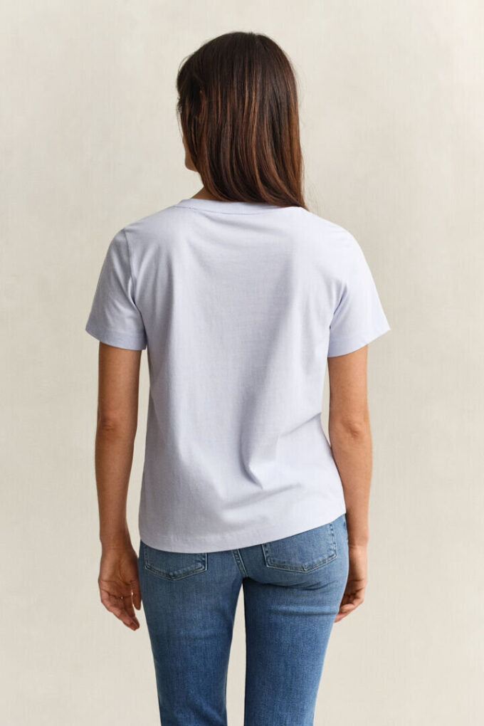 Camisas com decote em V e escudo