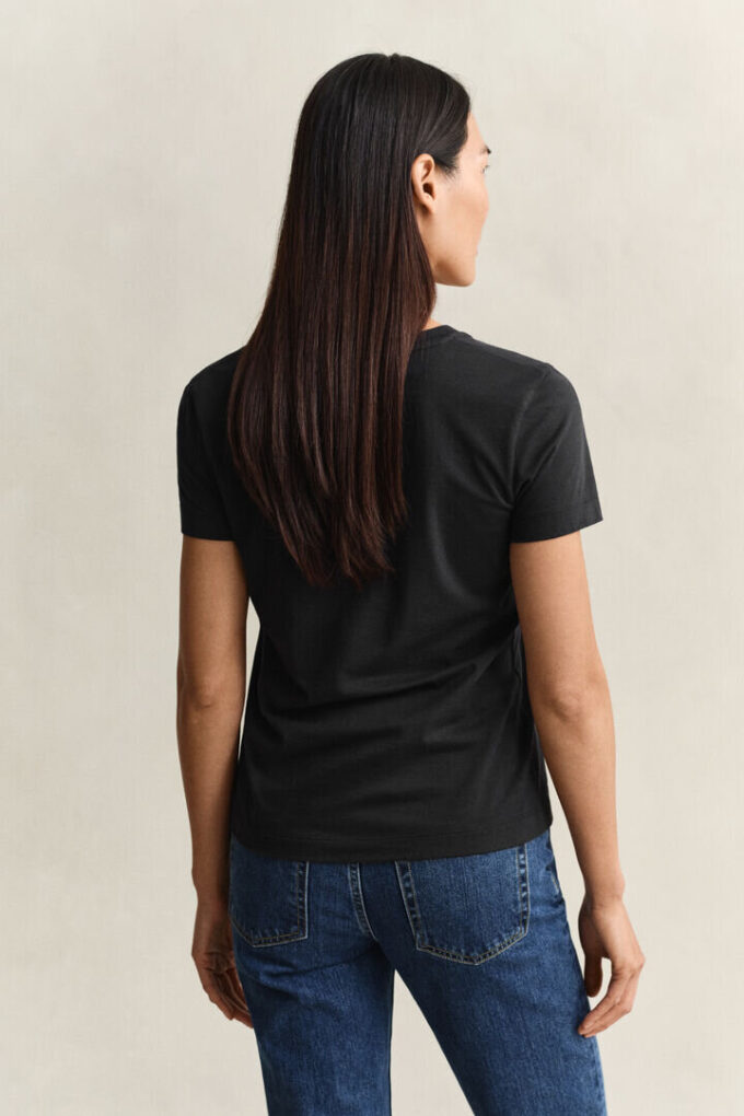 Camisas com decote em V e escudo