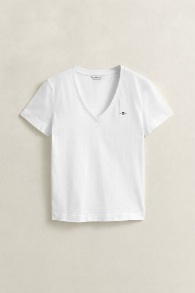 Camisas com decote em V e escudo