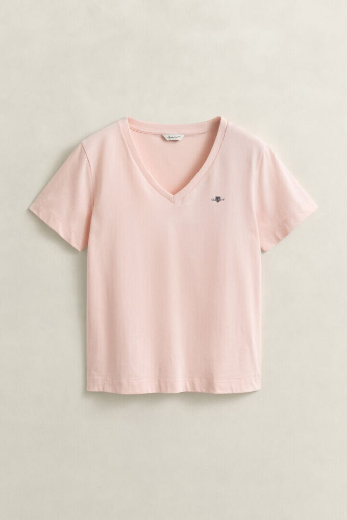 Camisas com decote em V e escudo