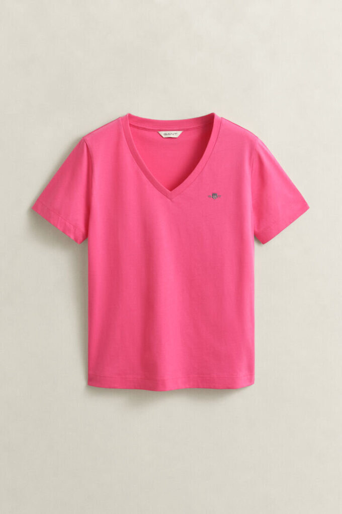 Camisas com decote em V e escudo