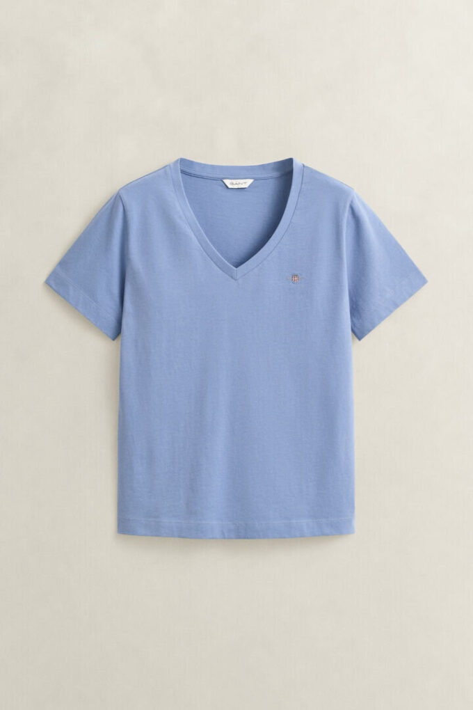 Camisas com decote em V e escudo