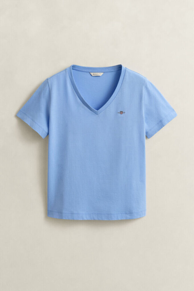 Camisas com decote em V e escudo
