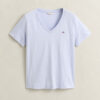 Camisas com decote em V e escudo