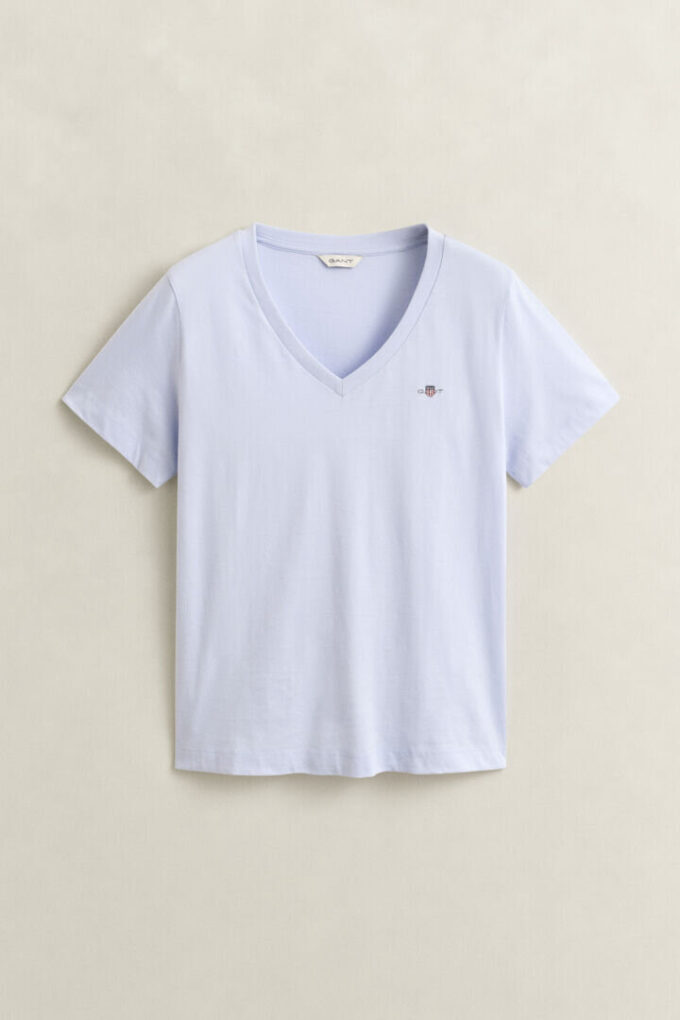 Camisas com decote em V e escudo