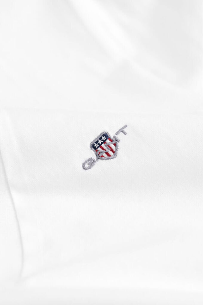 Camisas com decote em V e escudo