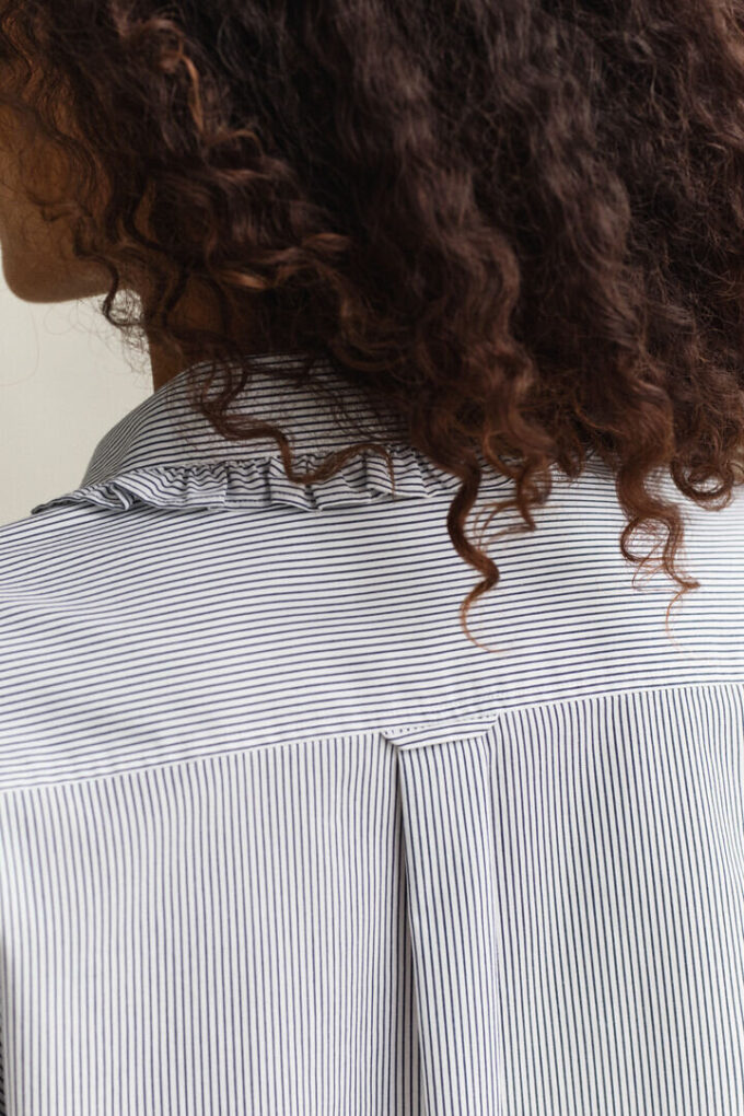 Camisas de algodão às riscas com folhos