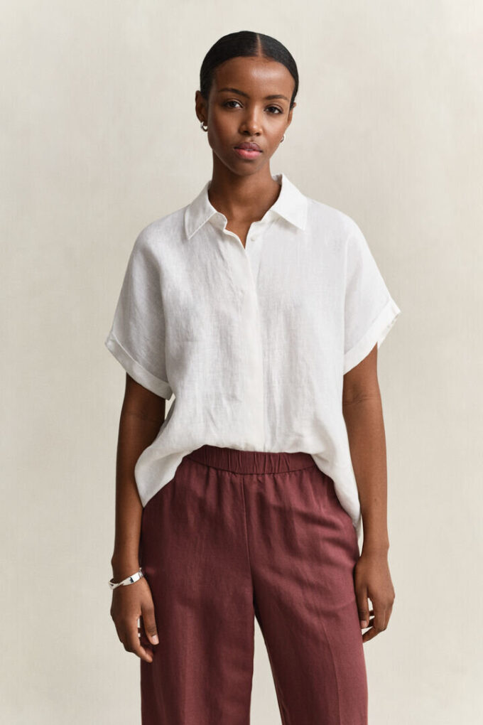 Camisas de linho com mangas curtas