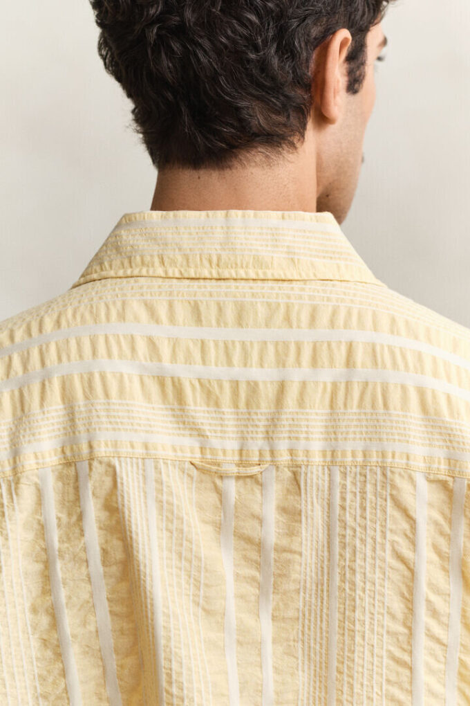 Camisas de manga curta em seersucker