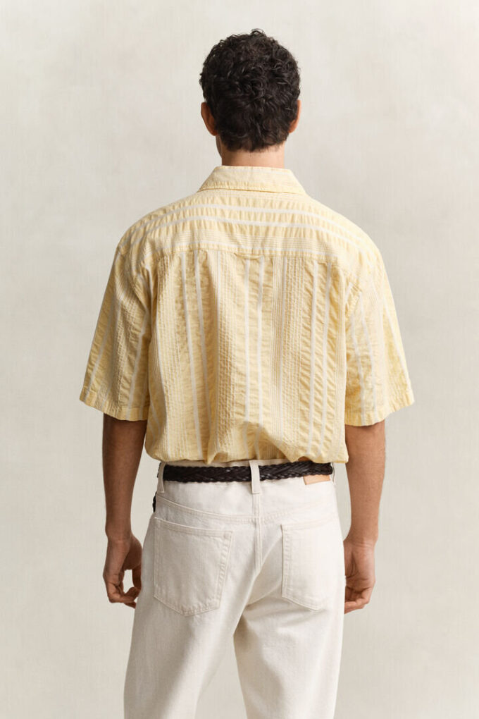 Camisas de manga curta em seersucker