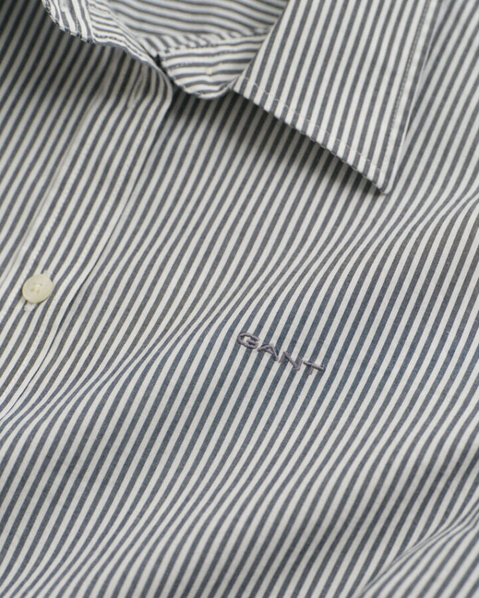 Camisas de popeline às riscas com corte justo