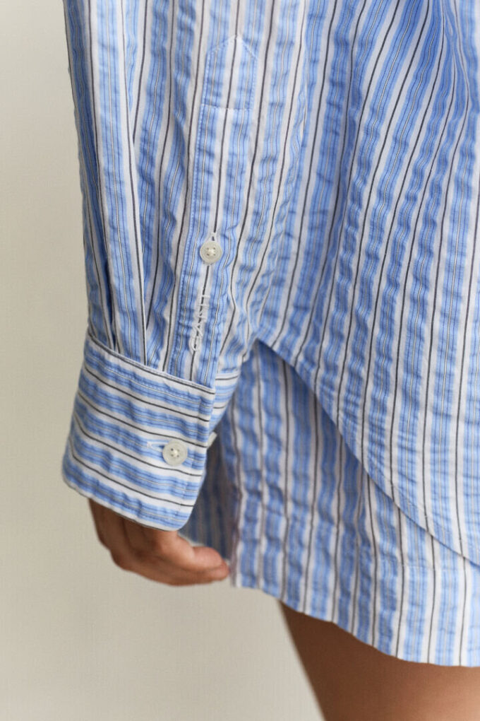 Camisas de seersucker às riscas