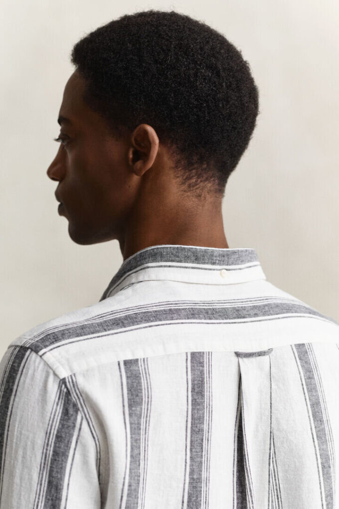 Camisas em mistura de linho às riscas