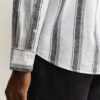 Camisas em mistura de linho às riscas