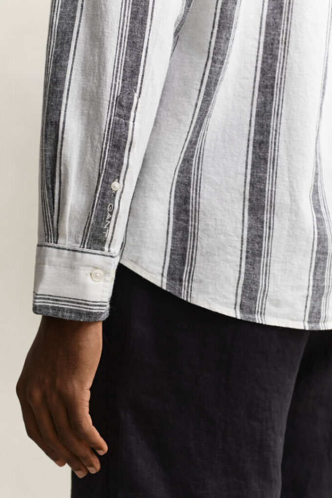 Camisas em mistura de linho às riscas