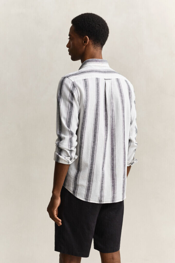 Camisas em mistura de linho às riscas