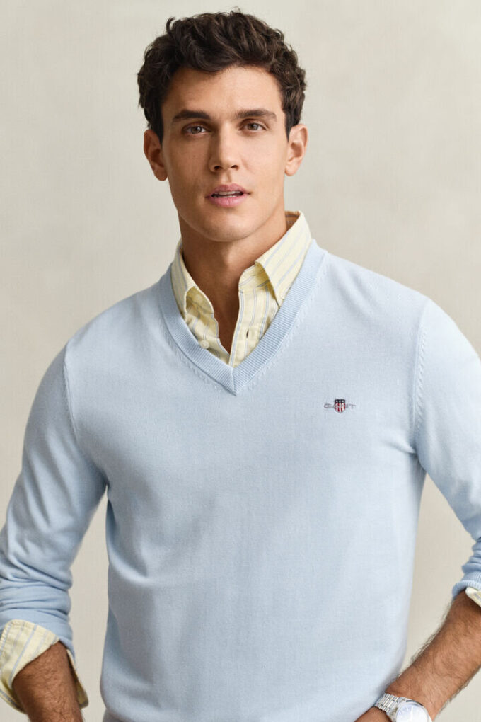 Camisola clássica de algodão com decote em V