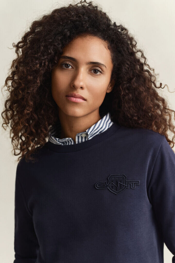 Camisola de gola redonda com emblema tonal