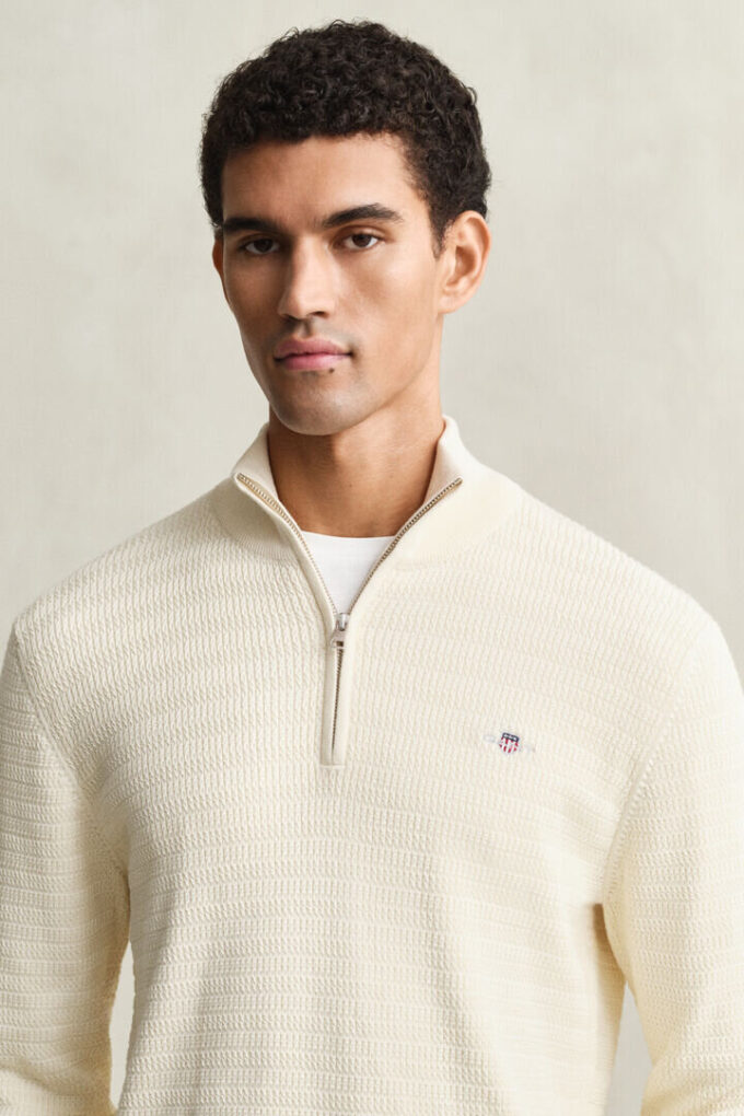 Camisola de malha com mini-tranças e meio fecho